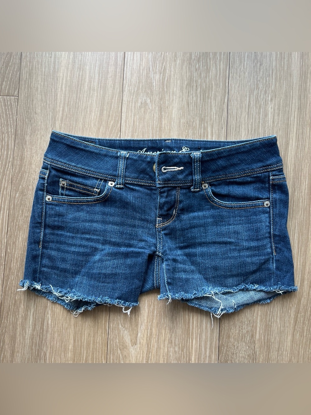 American Eagle low rise blue denim shorts size 0